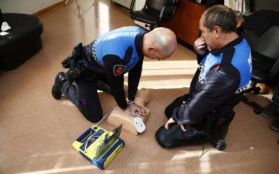 Agentes de Policía de Barañáin reaniman a una vecina de 61 años con parada cardíaca